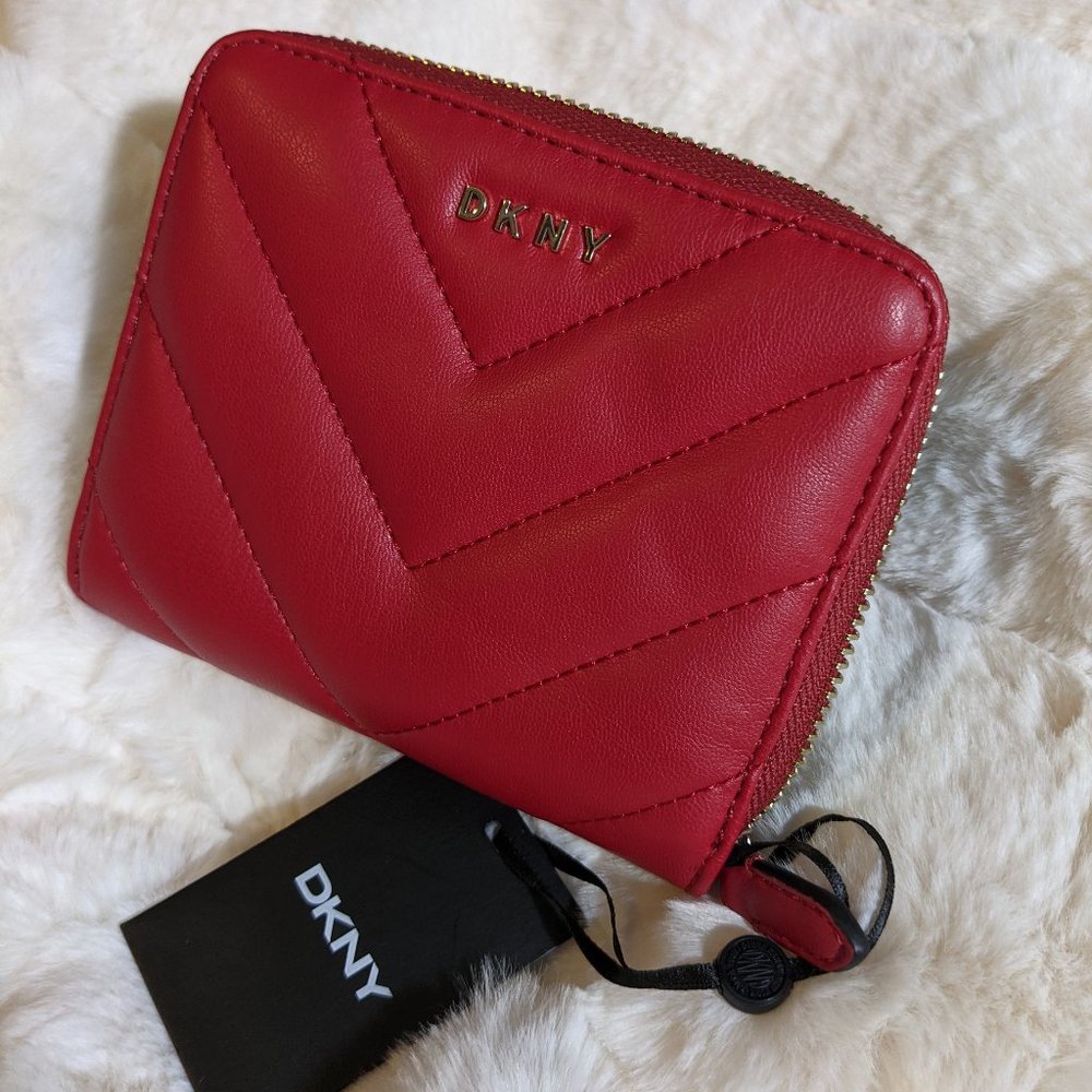 🆕🔥 DKNY Women's Red Vela Quilted Chevron Wallet, S, Red/Gold - Picture 2 of 6